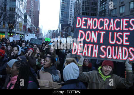 NEW YORK, NEW YORK - 13 DÉCEMBRE : des milliers de manifestants se rassemblent de mars 6e Avenue, en plein centre pendant des millions Mars NYC le 13 décembre 2014, pour protester contre l'usage excessif de la force par les agents de police sur les hommes noirs non armés et le verdict de non-culpabilité prononcé dans l'affaire Eric Garner à Staten Island, New York. (Photo par Sean Drakes/Alamy) Banque D'Images