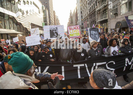 New York, USA. 13 Décembre, 2014. Suscité par le Grand Jury des verdicts en Ferguson et l'Eric Garner meurtre à New York, des milliers ont défilé à Paris contre les préjugés raciaux et les meurtres d'hommes noirs non armés partout les États-Unis. Crédit : David Grossman/Alamy Live News Banque D'Images