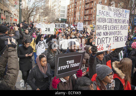 New York, USA. 13 Décembre, 2014. Suscité par le Grand Jury des verdicts en Ferguson et l'Eric Garner meurtre à New York, des milliers ont défilé à Paris contre les préjugés raciaux et les meurtres d'hommes noirs non armés partout les États-Unis. Crédit : David Grossman/Alamy Live News Banque D'Images