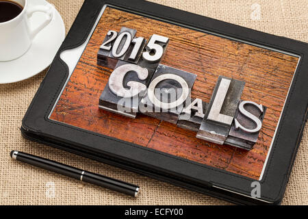 Objectifs 2015 - résolution du Nouvel An - concept du texte dans les blocs de type métal vintage grunge sur bois contre une tablette numérique Banque D'Images