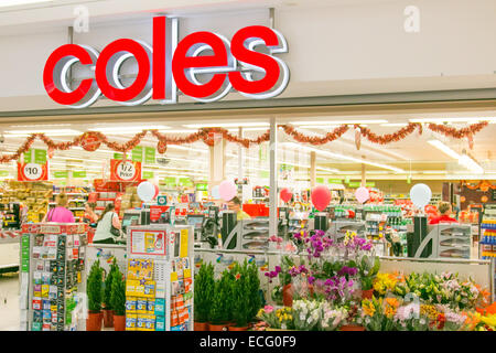 Supermarché australien Coles dans le centre commercial warriewood, sydney, australie avec fleuristes stalle et décorations de noël Banque D'Images