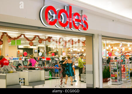 Australian coles supermarché dans le centre commercial de warriewood, sydney, australie avec Noël tinsel dans le magasin Banque D'Images