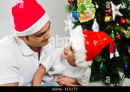 L'homme indien avec enfant Festival de Noël fun Banque D'Images