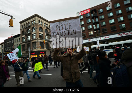 New York, USA. 13 Décembre, 2014. Un homme tenant un écriteau, 'Stop le complexe industriel de la police !" a été l'un des milliers de personnes qui ont marché le long de rues de New York pour protester contre la violence policière contre les noirs. Crédit : Joseph Reid/Alamy Live News Banque D'Images