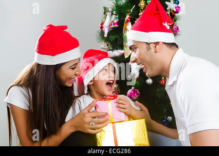 Avec les parents de l'enfant indien avec Festival de Noël cadeau surprise Banque D'Images