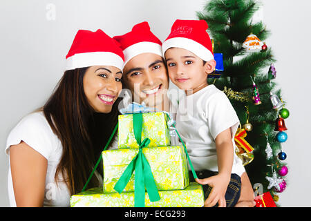 Avec les parents de l'enfant indien avec Festival de Noël montrant don Banque D'Images