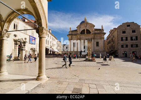 DUBROVNIK, Croatie - 15 MAI 2013 : les touristes et les habitants de marche le long de la Stradun, dans la vieille ville de Dubrovnik, Croatie. Le 15 mai, Banque D'Images