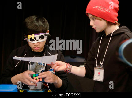 Vancouver. 13 Décembre, 2014. Un participant tente de résoudre un Rubik's cube les yeux bandés pendant le Rubik's cube en cours à Science World de Vancouver à Vancouver, Canada, Dec.13, 2014. Les participants de l'Amérique du Nord se sont réunis à l'2014 Rubik's cube Vancouver ouvert le samedi. Il s'agit d'une journée événement qui permet aux participants de participer à différents niveaux et catégories à tous les âges. © Liang Sen/Xinhua/Alamy Live News Banque D'Images