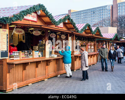 Marché de Noël, Berliner Weihnachtszeit et étals de vente fête nourriture weihnachtsmarkt à Alexanderplatz, Mitte, Berlin,EU Banque D'Images