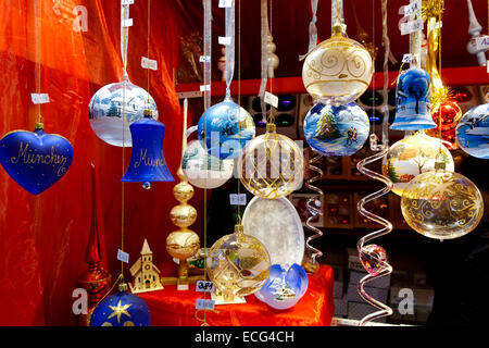 Boules de Noël traditionnel à un marché de Noël à Munich, Bavière, Allemagne Banque D'Images