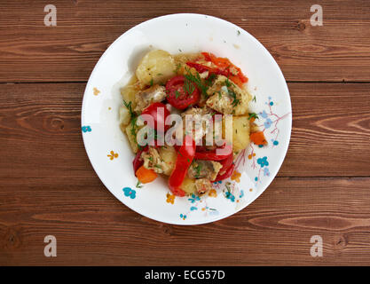 Caldeirada ragoût de poisson portugaise,dish : légumes - pommes de terre, oignons, poivrons, tomates. Banque D'Images