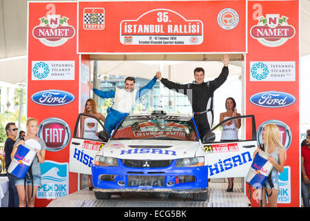 ISTANBUL, TURQUIE - le 13 juillet 2014 : Le Dragon est devenu neuvième Hakan avec Mitsubishi Evo 9 à 35. Rallye d'Istanbul Banque D'Images