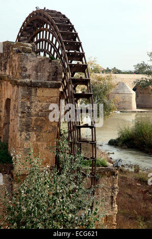 Millwheel romain et pont sur le Rio Guadalquivir à Cordoue. Banque D'Images