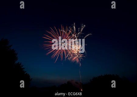 Orange, jaune et blanc fireworks dans nuit. Yorkshire, Angleterre, Royaume-Uni Banque D'Images