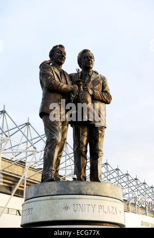 Statue de Brian Clough et Peter Taylor à l'iPro Stadium Derby County Football Club Banque D'Images