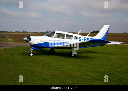 Piper PA-28-200 Cherokee Arrow II G-BKXF stationné à l'Aérodrome de Sturgate Banque D'Images