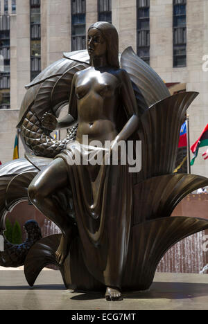 1936 statue en bronze coulé 'Maiden' par Paul Manship dans l'épave du Plaza, le Rockefeller Center, Manhattan, New York. Banque D'Images