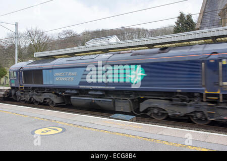 Un service ferroviaire direct rail services DRS train de marchandises passant par la gare de Oxenholme Banque D'Images