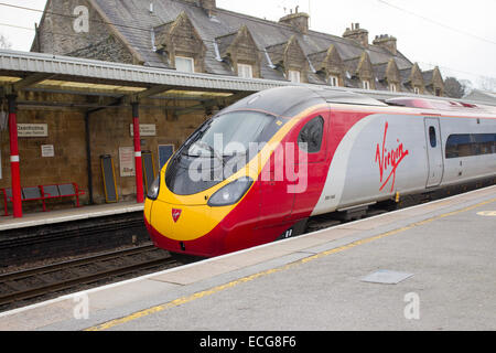 Logo Virgin Trains train station sur la côte ouest à Oxenholme Banque D'Images