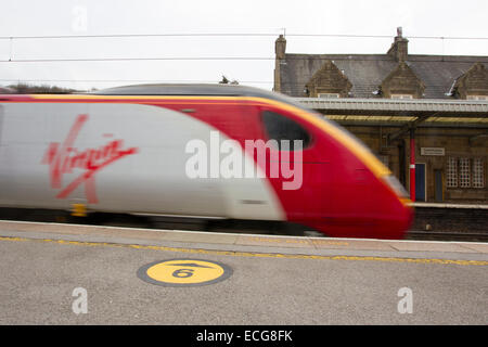 Virgin Trains logo floue sur train en mouvement Banque D'Images