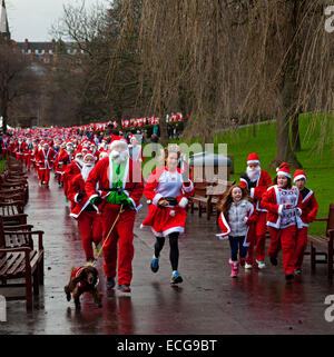 Edimbourg, Ecosse. 14 Décembre, 2014. Plus de 1500 personnes ont pris part à la 10e anniversaire de la grande famille de Santa Édimbourg Fun Run et marche organisée par 'quand vous le désirez sur une étoile en Ecosse' c'était sponsered par Scotmid Co-operative, à 11h00 dans l'ouest de Princes Street Gardens, Édimbourg, Écosse. Banque D'Images