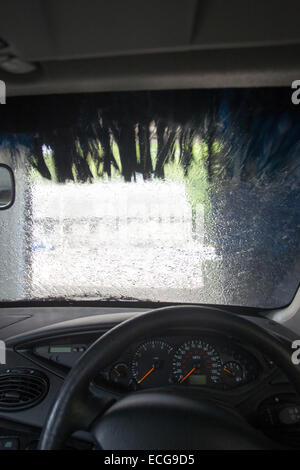 Voiture à l'intérieur du pare-brise vue à travers automatique Banque D'Images