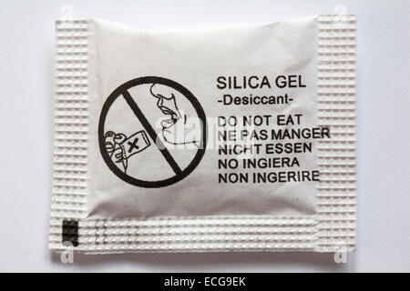 Sachet de gel de silice isolé sur fond blanc - dessiccant qui adsorbe et retient la vapeur d'eau Banque D'Images