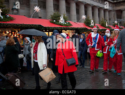 Edinburgh, Ecosse, Royaume-Uni. 14 Décembre, 2014. Un démarrage lent avec de la bruine et de forts vents avant de fortes pluies fixé à l'heure du déjeuner au Marché de Noël européen d'Édimbourg et de Princes Street Gardens Ice Rink. Banque D'Images