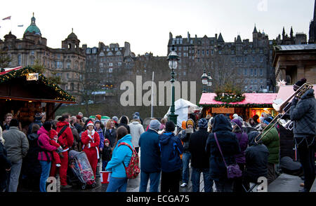 Edinburgh, Ecosse, Royaume-Uni. 14 Décembre, 2014. Un démarrage lent avec de la bruine et de forts vents avant de fortes pluies fixé à l'heure du déjeuner au Marché de Noël européen d'Édimbourg et de Princes Street Gardens Ice Rink. Banque D'Images