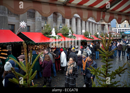 Edinburgh, Ecosse, Royaume-Uni. 14 Décembre, 2014. Un démarrage lent avec de la bruine et de forts vents avant de fortes pluies fixé à l'heure du déjeuner au Marché de Noël européen d'Édimbourg et de Princes Street Gardens Ice Rink. Banque D'Images