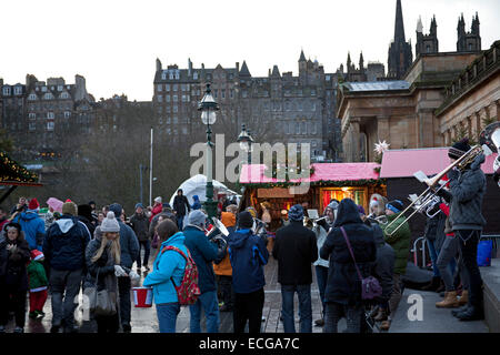 Edinburgh, Ecosse, Royaume-Uni. 14 Décembre, 2014. Un démarrage lent avec de la bruine et de forts vents avant de fortes pluies fixé à l'heure du déjeuner au Marché de Noël européen d'Édimbourg et de Princes Street Gardens Ice Rink. Banque D'Images