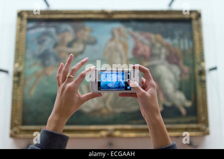 Florence. L'Italie. Galerie des Offices. Syndicat de prendre une photo avec un téléphone cellulaire de la Naissance de Vénus par Sandro Botticelli peinture (c.1484). Banque D'Images