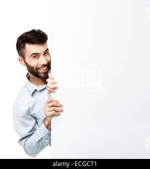 Un jeune homme barbu showing blank signboard, isolé sur fond blanc Banque D'Images