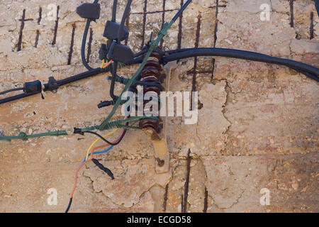 Les câbles d'électricité maltais sur une maison à Malte Banque D'Images