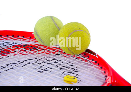 Raquette de tennis avec deux balles de tennis isolé sur fond blanc Banque D'Images
