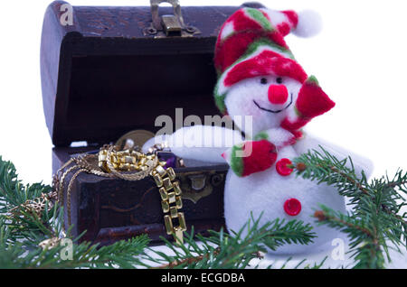 Bonhomme de neige et un coffre au trésor avec des bijoux plein d'isoler sur fond blanc Banque D'Images