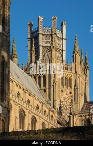 Vue sur Cathédrale d'Ely, y compris la tour lanterne, Ely, Cambridgeshire, Angleterre Banque D'Images