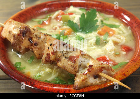 Soupe au poulet avec les Verts, le persil et le pain Banque D'Images