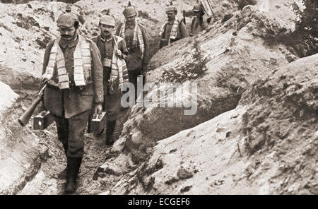 Les soldats allemands portant des casques à pointes et cartouches transportant des munitions autour du cou à pied le long d'une tranchée durant la Première Guerre mondiale. Banque D'Images