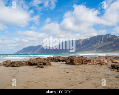 Playa de Famara plage déserte avec surf sur la côte nord-ouest de Lanzarote, Îles Canaries Banque D'Images