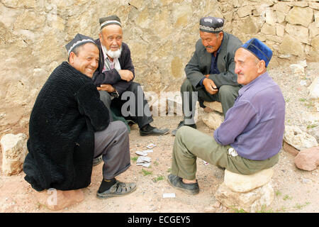 HISSAR MONTAGNES, OUZBÉKISTAN - 24 MAI 2012 : Les hommes jouant aux cartes dans un petit village de montagne, à l'Ouzbékistan Hissar Banque D'Images