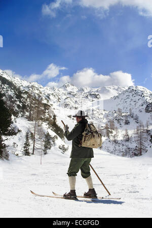 Ancien skieur avec des skis en bois vintage et bâton en bois Banque D'Images