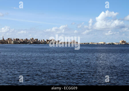 Le front de mer d'Alexandrie, avec la citadelle de Qaitbay à l'extrême droite, l'Égypte Banque D'Images