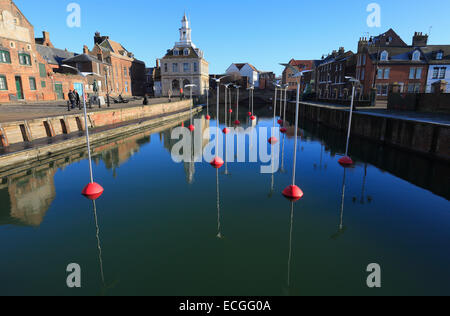 Quai Purfleet à King's Lynn, Norfolk, avec l'habitude, dans l'arrière-plan et d'une sculpture en métal avec des mouettes. Banque D'Images