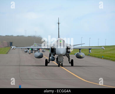 Line up du JAS 39 Gripen de Saab Seat unique Mach 2 avions de la circulation au sol à 05 à RAF Lossiemouth. 9312 SCO. Banque D'Images