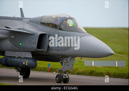 Suédois Gripen Série Dérive Enregistrement n° 252 à 05 roulait sur la RAF Lossiemouth. 9314 SCO. Banque D'Images