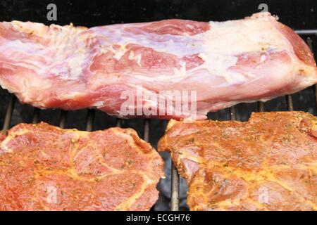 La viande sur un gril extérieur Banque D'Images