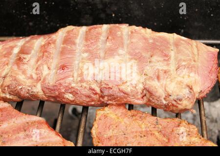 La viande sur un gril extérieur Banque D'Images