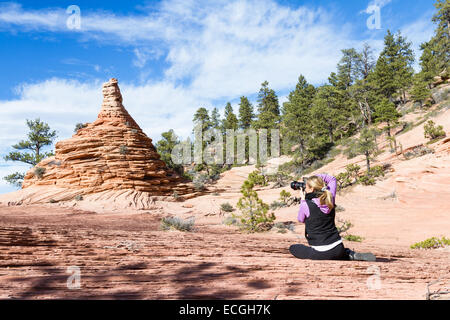 Femme photographe de prendre une photo du sud-ouest de l'Utah paysage dessert grès Banque D'Images