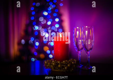Deux verres de champagne et bougies contre Christmas Tree Banque D'Images